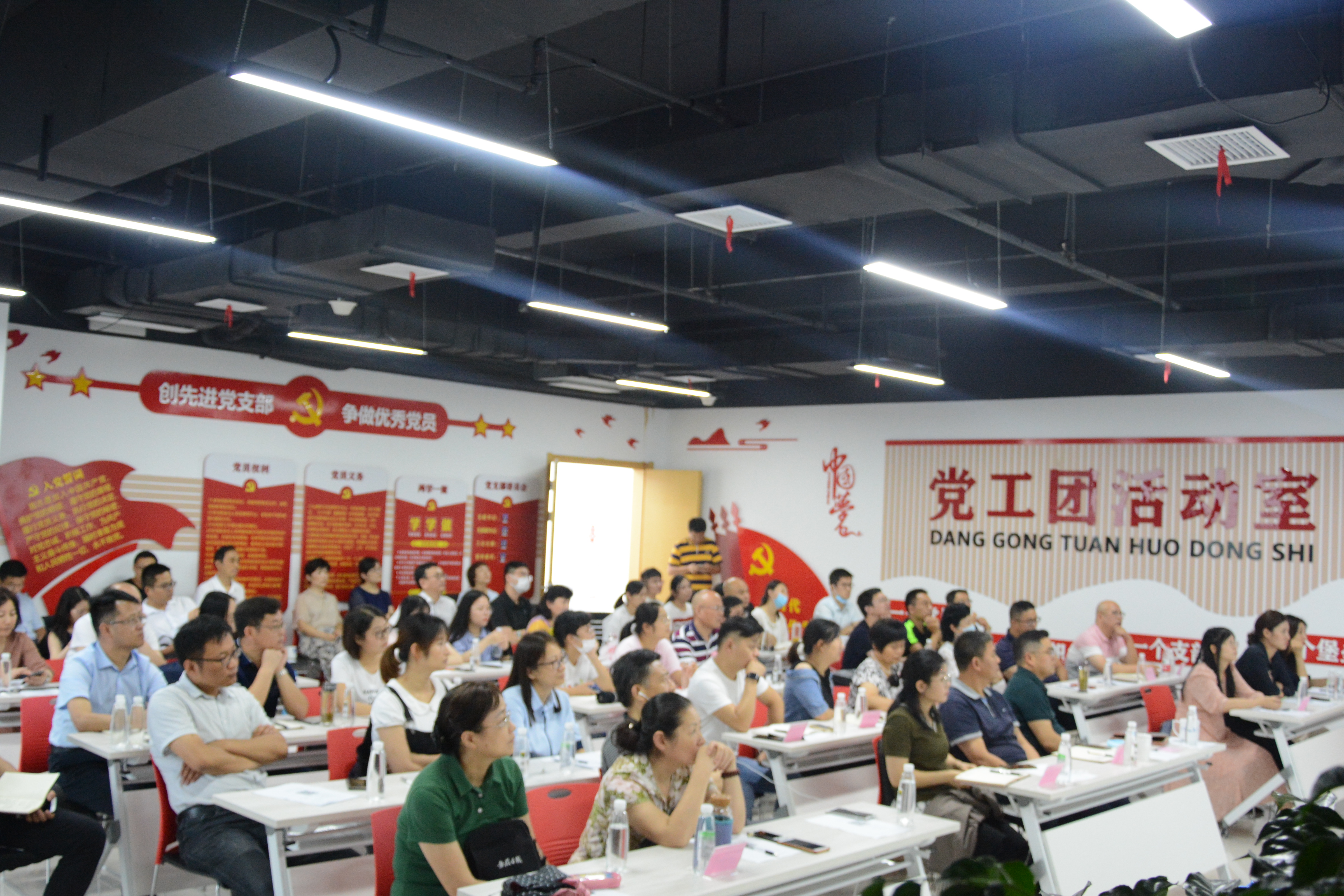 財稅未來 深圖遠慮——熱烈慶?！敦敹愔v堂》專題講座在我局成功舉辦